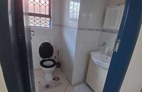 Greater Johannesburg Metropolitan Area House | Spacious 5-bedroom bungalow in delightful Midrand with AC, WiFi