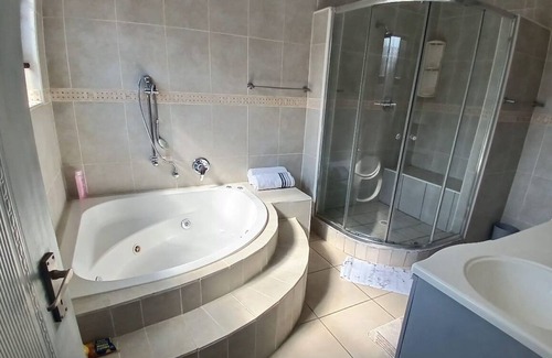 Greater Johannesburg Metropolitan Area House | Spacious 5-bedroom bungalow in delightful Midrand with AC, WiFi