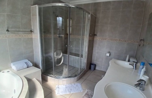 Greater Johannesburg Metropolitan Area House | Spacious 5-bedroom bungalow in delightful Midrand with AC, WiFi