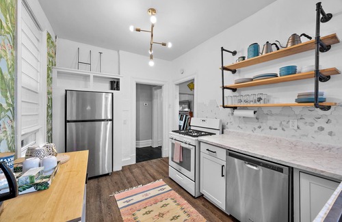 Pittsburgh House | Spacious 5 Bedroom, Close to all & Pet Friendly! Easy Check in & No Pet Fee!