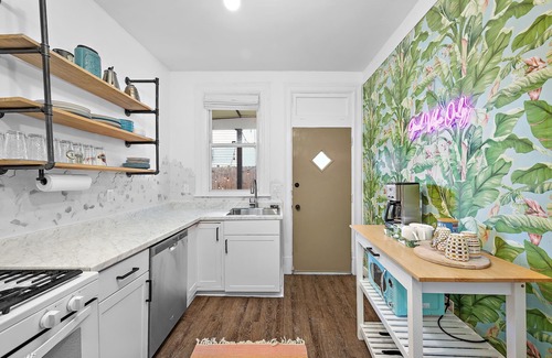 Pittsburgh House | Spacious 5 Bedroom, Close to all & Pet Friendly! Easy Check in & No Pet Fee!