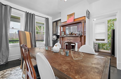 Pittsburgh House | Spacious 5 Bedroom, Close to all & Pet Friendly! Easy Check in & No Pet Fee!