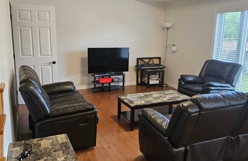 Quinte West House | Spacious 5-bedroom house with AC, WiFi in brilliant Quinte West