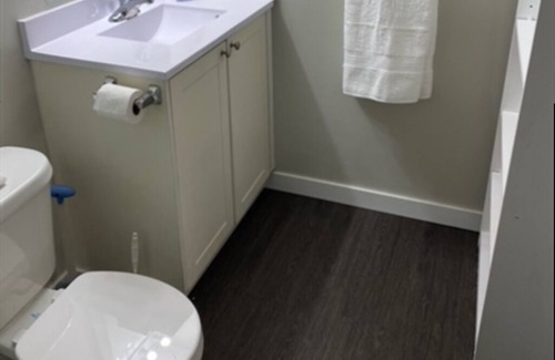 Thunder Bay House | Spacious 5 Bedroom sleeps 10, 2 story semi, 2 free laundry, free parking on/off