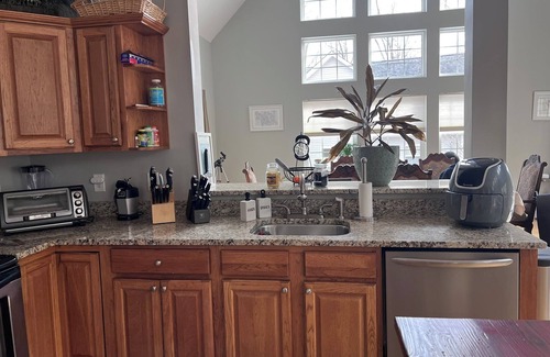 Lackawaxen Ski Chalet | Spacious 5-bedroom chalet in Masthope with WiFi, AC. 2 Minutes to Ski Mountain