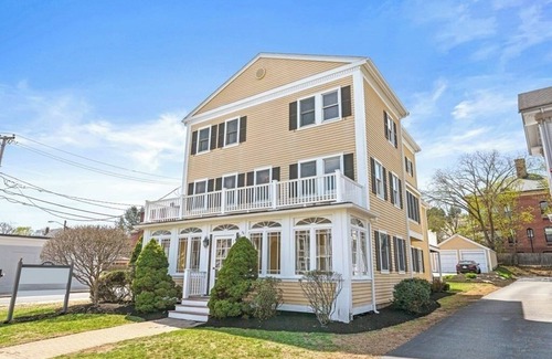 Arlington Condo | Spacious 5-bedroom condo in Arlington, close to Tufts, Harvard, MIT and Boston