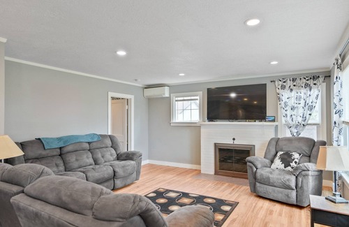 Albany Other | Spacious 5-bedroom farmhouse in superb Albany with AC. Close to i5, HWY 34, LBCC