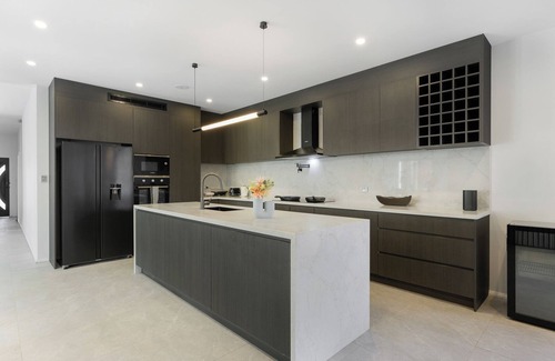 Kingsgrove House | Spacious 5-bedroom house in charming Kingsgrove with AC