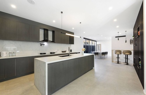 Kingsgrove House | Spacious 5-bedroom house in charming Kingsgrove with AC