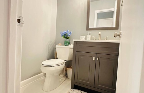 Groveton House | Spacious 5-bedroom house in brilliant Alexandria with fitness room, WiFi