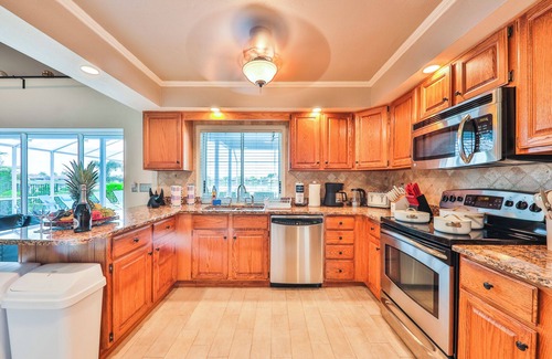 Pelican House | Spacious 5-bedroom house in welcoming Cape Coral with WiFi, AC, Pool and Parking