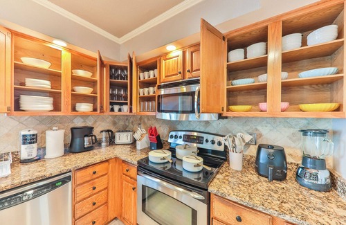 Pelican House | Spacious 5-bedroom house in welcoming Cape Coral with WiFi, AC, Pool and Parking