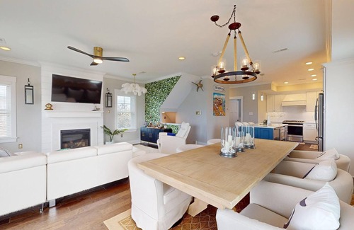North End House | Spacious 5-bedroom house, elevator, multiple decks, linens, everything you need!