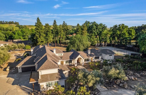 Danville House | Spacious 5-bedroom house with AC, WiFi in Pleasanton's tranquil neighborhood