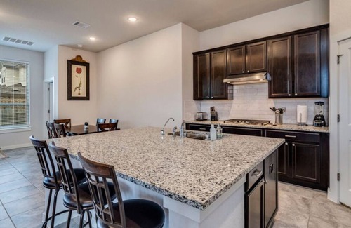 Hutto House | Spacious 5-bedroom house in delightful Round Rock with high speed WiFi,
