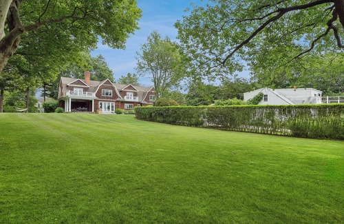 North Haven House | Spacious 5-bedroom house with water views and 2 houses from the bay.