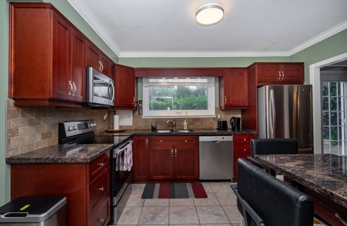 Brampton House | Spacious 5 bedroom home with pool and all-year hot tub. 17 Minutes from YYZ.