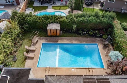 Brampton House | Spacious 5 bedroom home with pool and all-year hot tub. 17 Minutes from YYZ.