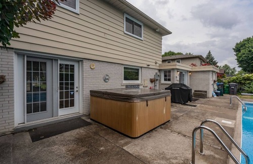 Brampton House | Spacious 5 bedroom home with pool and all-year hot tub. 17 Minutes from YYZ.