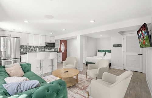 Cherrydale House | Spacious 5-bedroom house in lovely Arlington with AC, WiFi