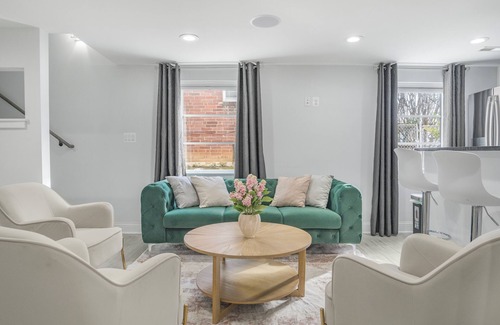Cherrydale House | Spacious 5-bedroom house in lovely Arlington with AC, WiFi
