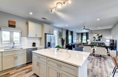 Central Arlington House | Spacious 5-bedroom house in charming Arlington with WiFi, AC