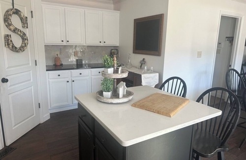 Ashley Oaks House | Spacious 5-bedroom house with AC, WiFi in West Knoxville - 3 bedrooms for rent