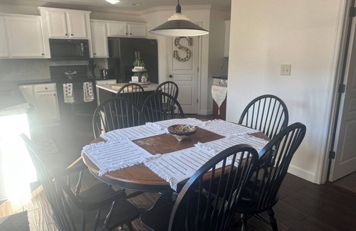 Ashley Oaks House | Spacious 5-bedroom house with AC, WiFi in West Knoxville - 3 bedrooms for rent