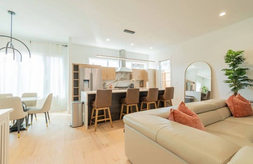 Edgewood House | Spacious 5-Bedroom home w/Free Parking, Rooftop Deck 5 minutes from DT Atlanta