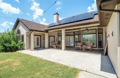 Converse House | Spacious 5 bedroom home in Schertz, Texas! 20 min from downtown San Antonio!
