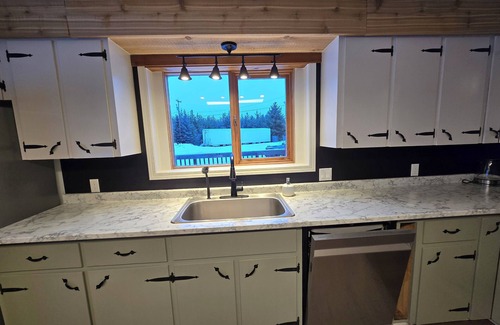 Telkwa House | Spacious 5-bedroom house in Smithers. 5 mins from downtown. lots of parking