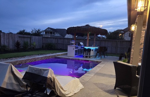 Iowa Colony House | Spacious 5-bedroom house in charming Rosharon with WiFi and fitness room