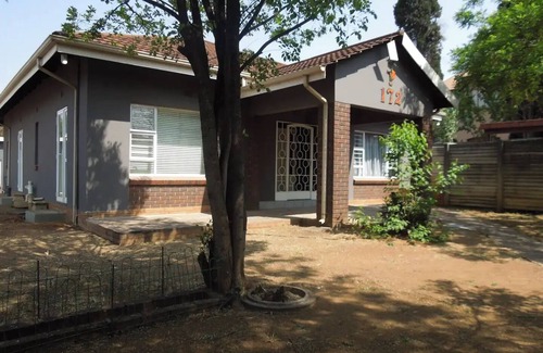 Greater Johannesburg Metropolitan Area House | Spacious 5-bedroom house with WiFi 15 min from the airpot.