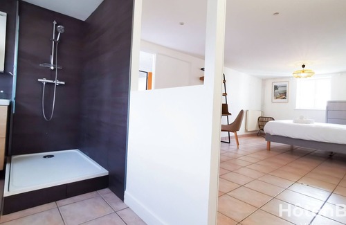 Limoges House | Spacious 5-Bedroom House in Limoges: Near CHU, Parking, Air Conditioning