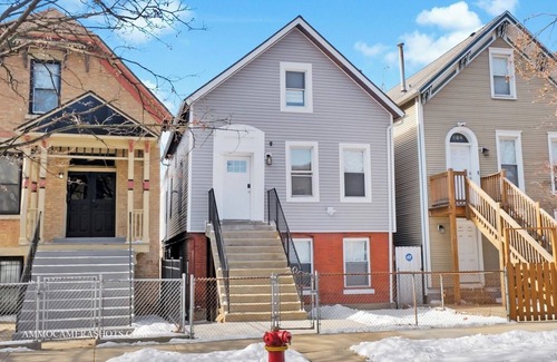 Tri-Taylor House | Spacious 5-bedroom house in awesome Chicago with AC