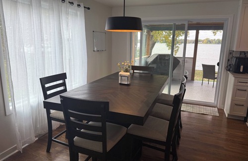 Menasha House | Spacious 5-bedroom house on Lake Butte des Morts in lovely Menasha.