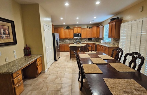Maryvale House | Spacious 5-bedroom house 3 min from Cardinals Stadium and West Gate shopping