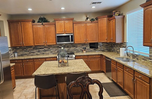 Maryvale House | Spacious 5-bedroom house 3 min from Cardinals Stadium and West Gate shopping