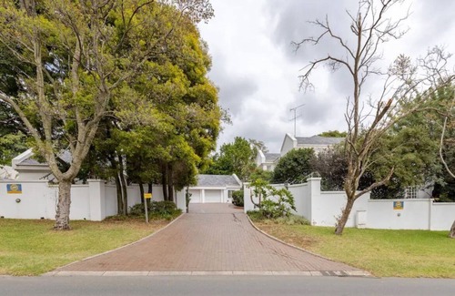 Greater Johannesburg Metropolitan Area House | Spacious 5-bedroom house in amazing Sandton with AC