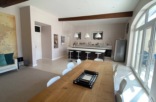 Cruzy House | Spacious 5-bedroom house with AC, WiFi in welcoming Cruzy