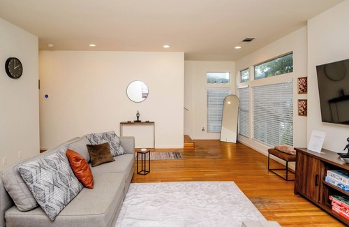 Hyde Park House | Spacious 5-Bedroom house in Austin w/WiFi, AC, attached baths, 10 mins from DT.