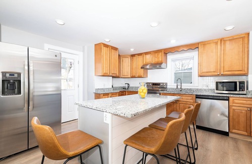 Lower Washington - Mount Hope House | Spacious 5-bedroom house with AC, WiFi and parking in Boston