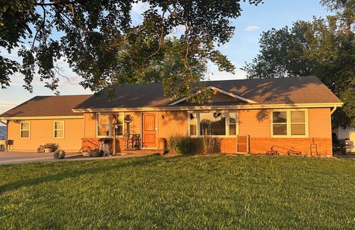 Butler House | Spacious 5-bedroom house with AC, WiFi in tranquil Butler. Right outside of town
