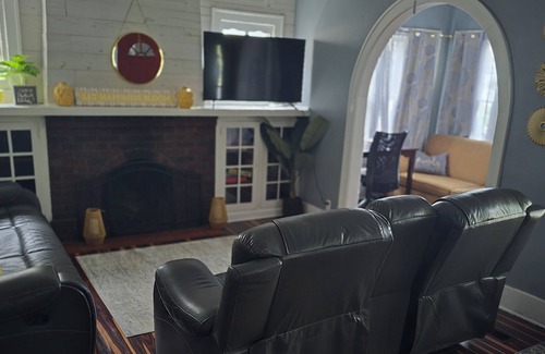 Lorain House | Spacious 5-bedroom house in peaceful Lorain with AC, WiFi