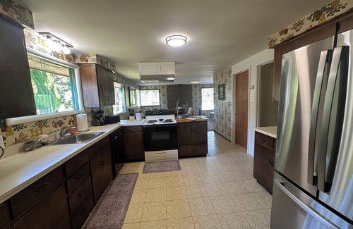 Lynden House | Spacious 5-bedroom house in charming Lynden with theater room and Wi-Fi