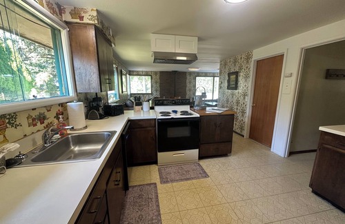 Lynden House | Spacious 5-bedroom house in charming Lynden with theater room and Wi-Fi
