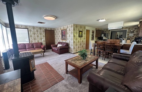 Lynden House | Spacious 5-bedroom house in charming Lynden with theater room and Wi-Fi
