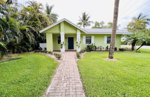Lake Park House | Spacious 5-bedroom house in fabulous Naples - 1 mile to the beach!
