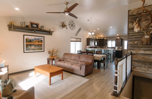 Cody House | Spacious 5-bedroom house with AC, 5 minutes from downtown in charming Cody