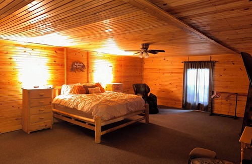 Cookson Cabin | Spacious 5-bedroom lodge with boat trailer parking, @ Lake Tenkiller, in Cookson